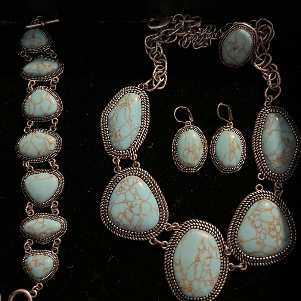 Premiere Designs Turquoise set (necklace, bracelet, earrings & ring)